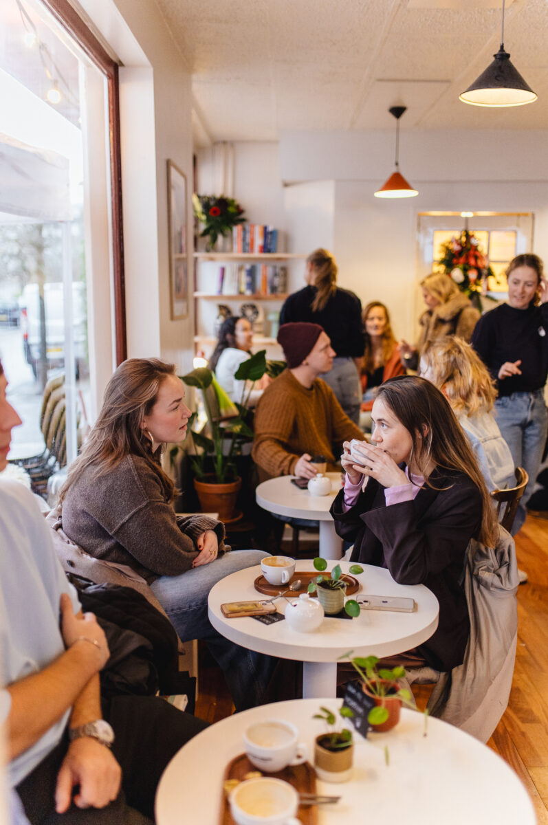 Mensen drinken koffie en zitten te praten in Kofje
