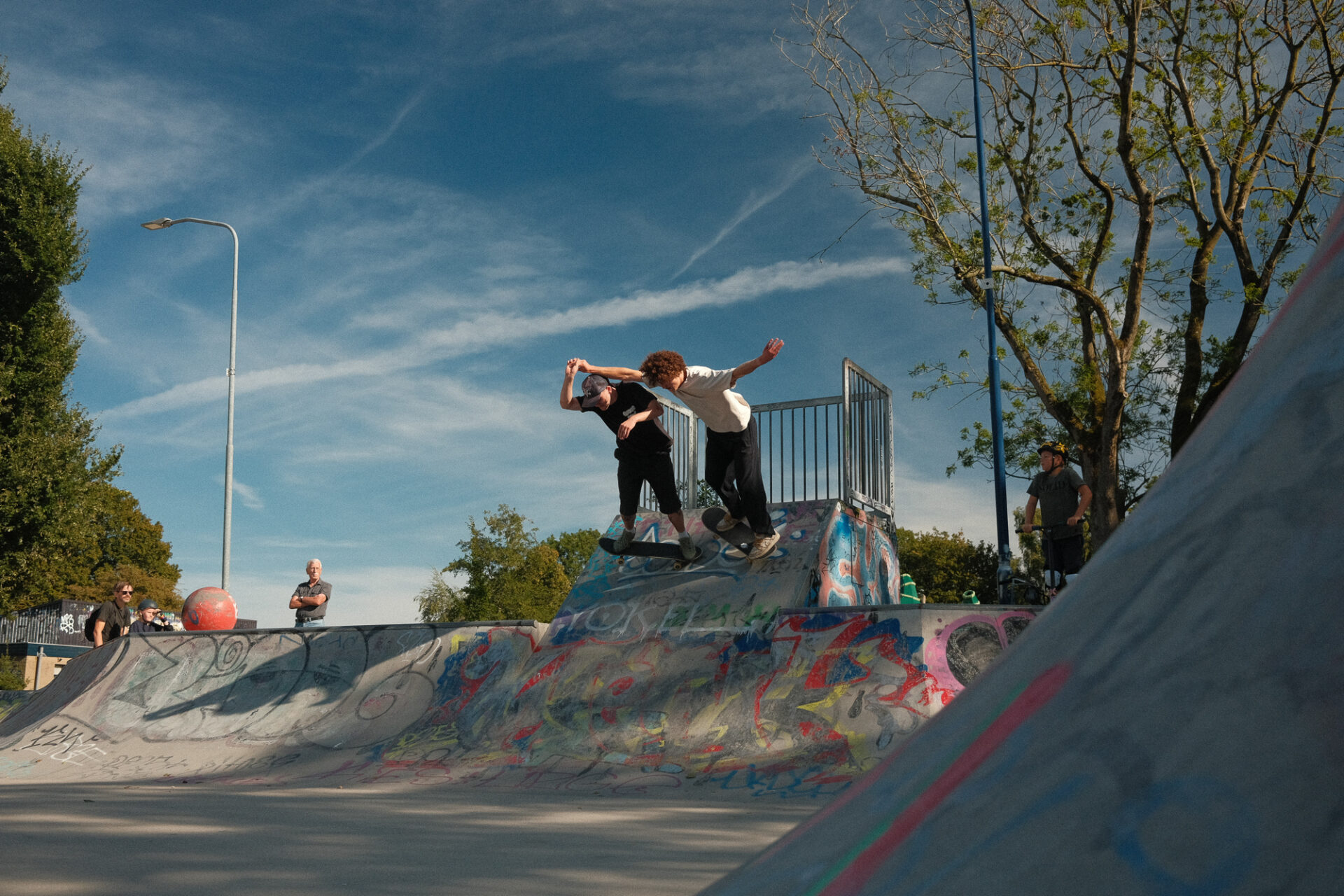 Skatende mannen op skatebaan 't Pleintje in Huizum West