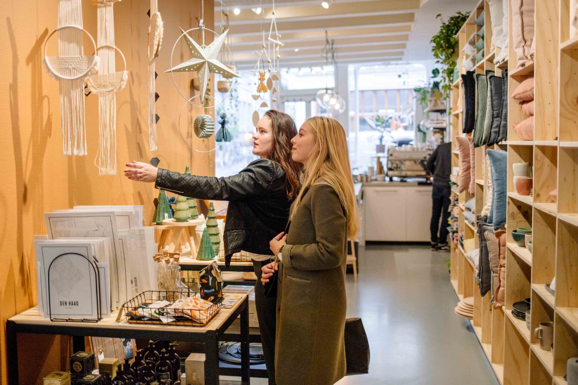 Twee vrouwen die winkelen in een conceptstore in Leeuwarden