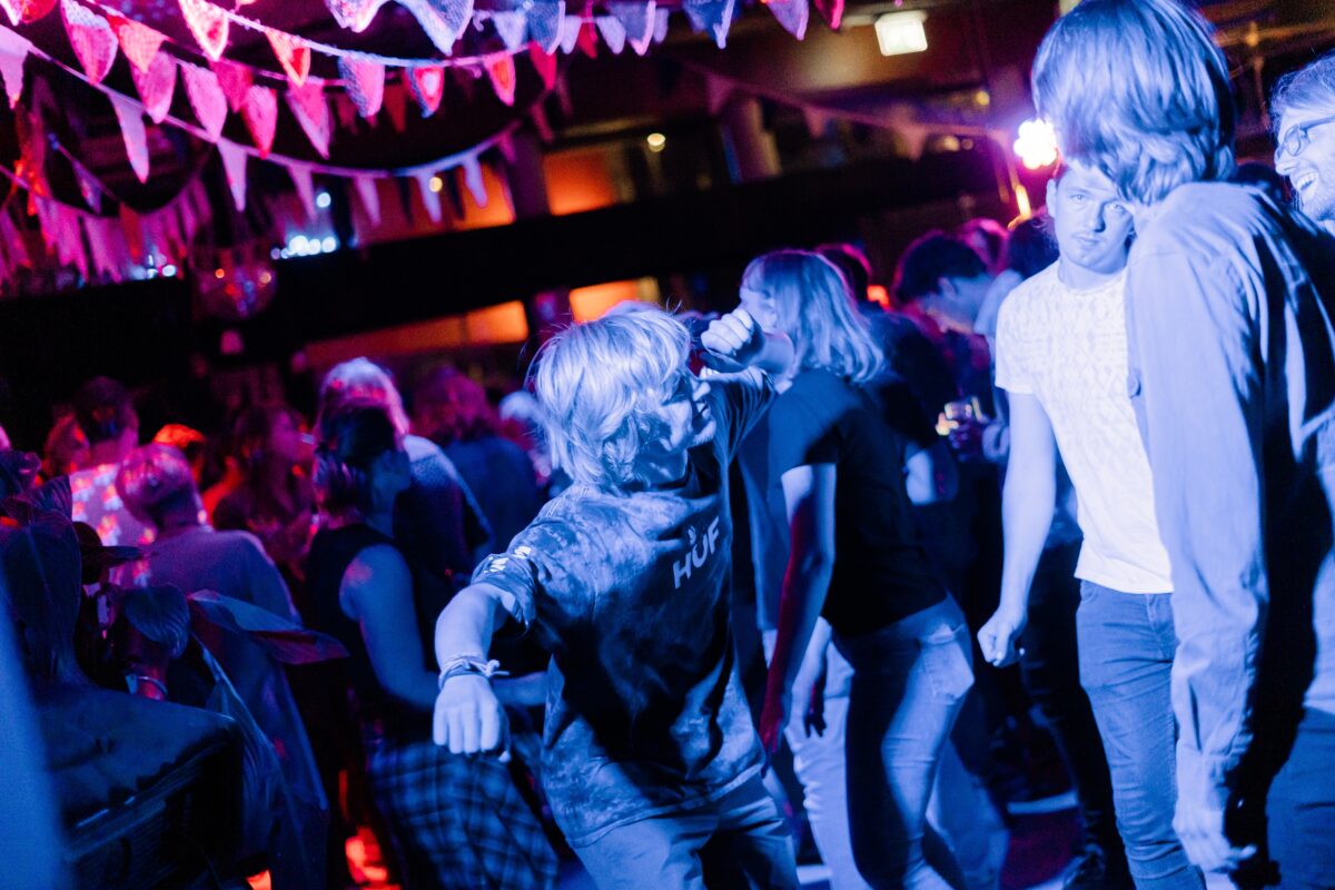 Feestende mensen in poppodium neushoorn in Leeuwarden