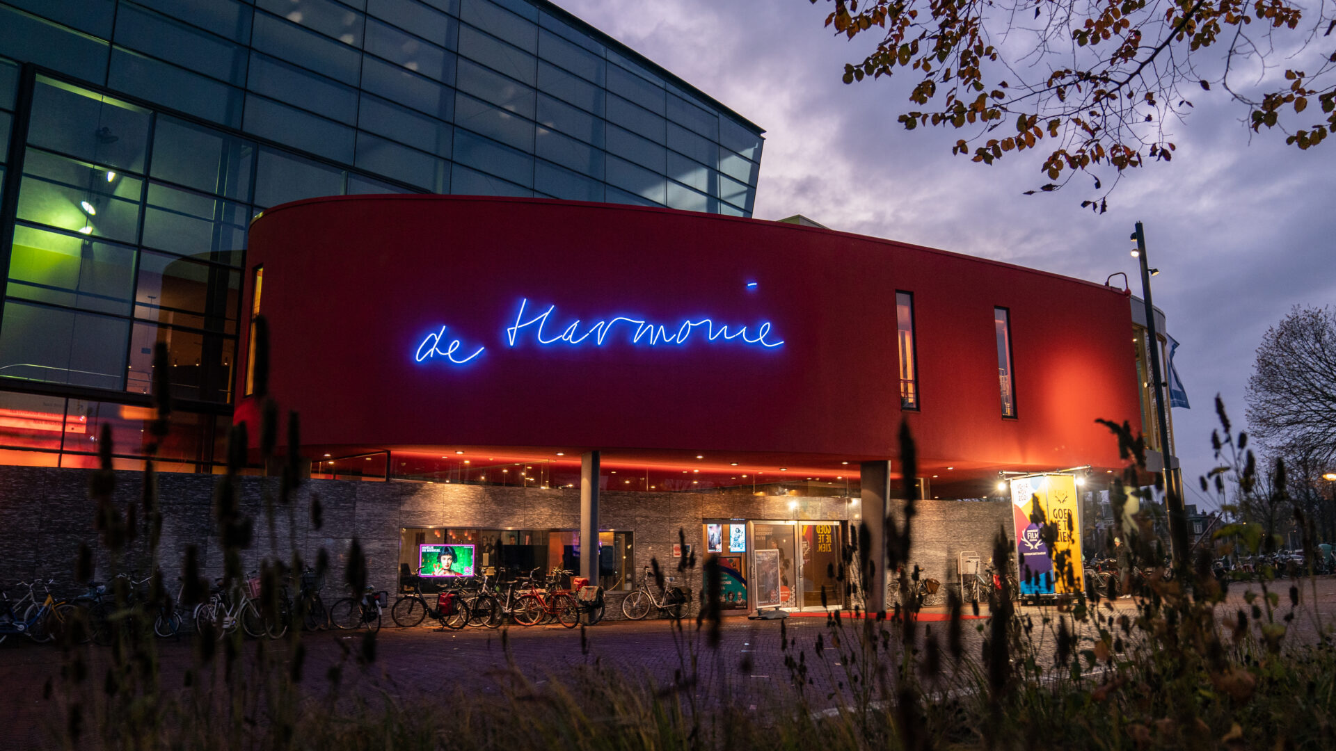 De ingang van Stadsschouwburg de Harmonie in Leeuwarden