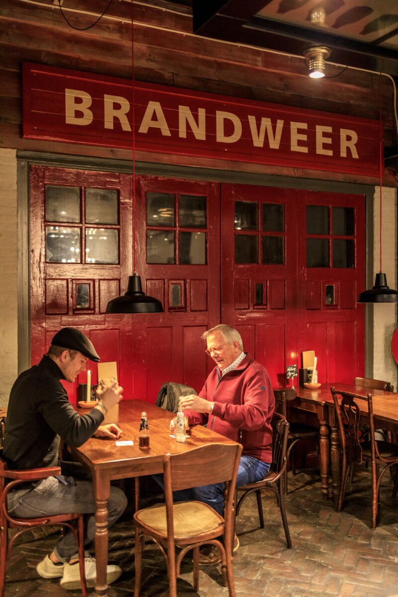 Interieur foto van Grandcafé Fire in Leeuwarden in het voormalige pand van de brandweer.