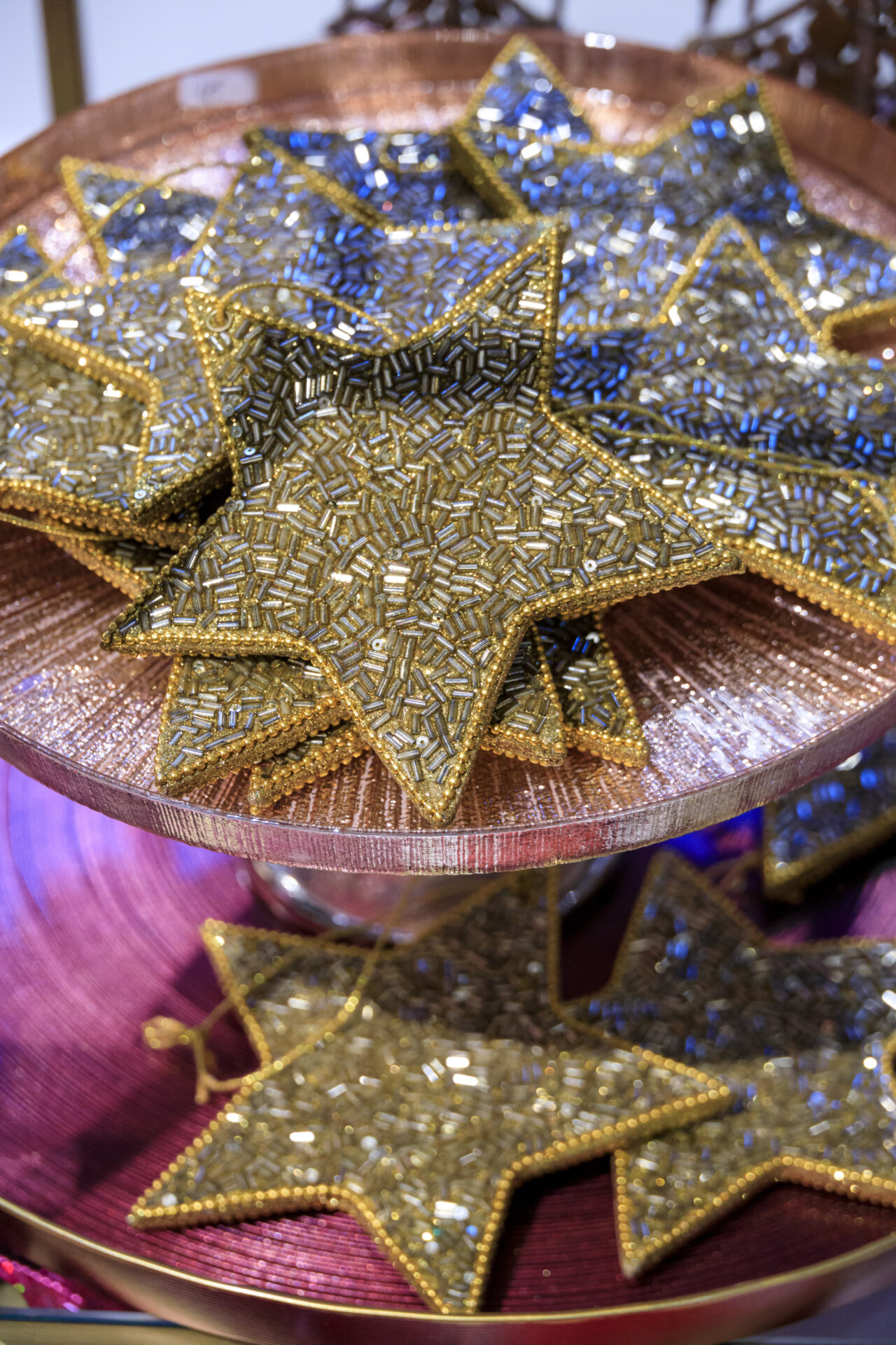 Kerstige decoratie in winkel Johan Hemrica