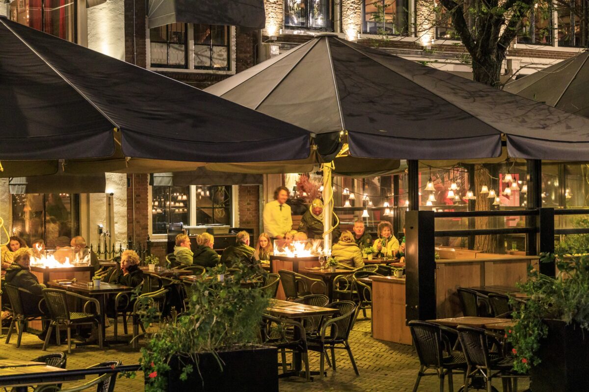 Mensen zitten op het terras van de Walrus in Leeuwarden