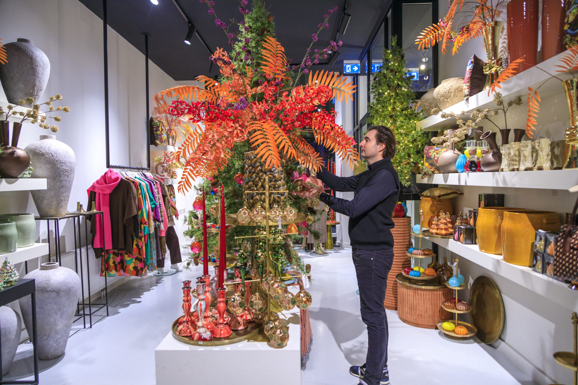 Kerstige versiering in winkel Johan Hemrica