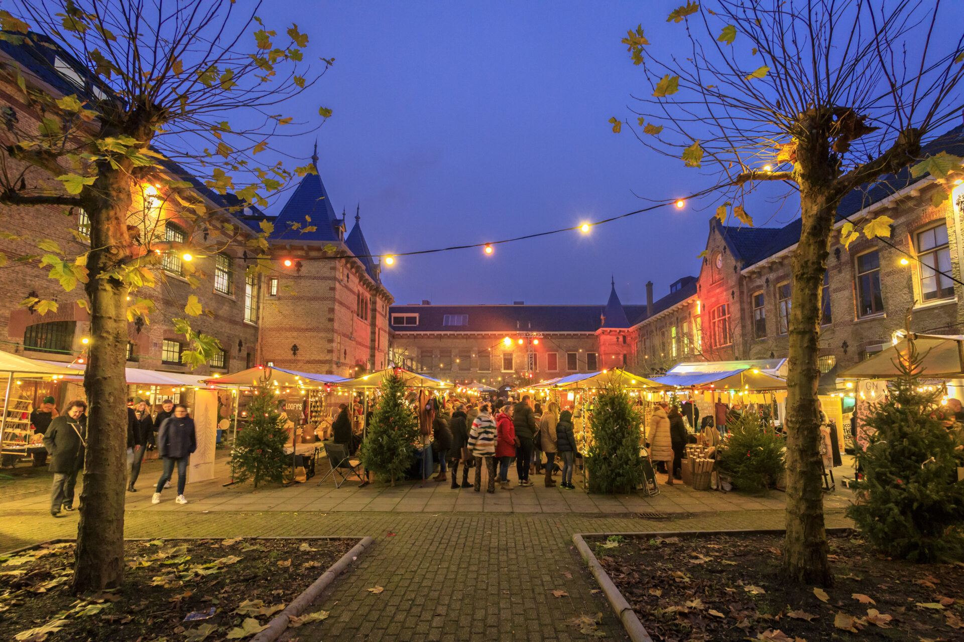 Een gezellige kerstmarkt in de voormalige gevangenis de Blokhuispoort in Leeuwarden
