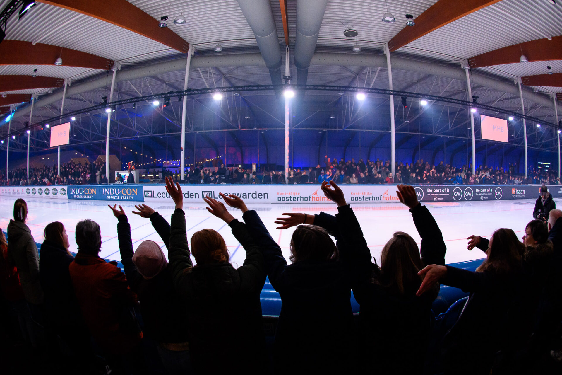 Zwaaiend publiek bij de Zilveren Bal in de Elfstedenhal Leeuwarden.