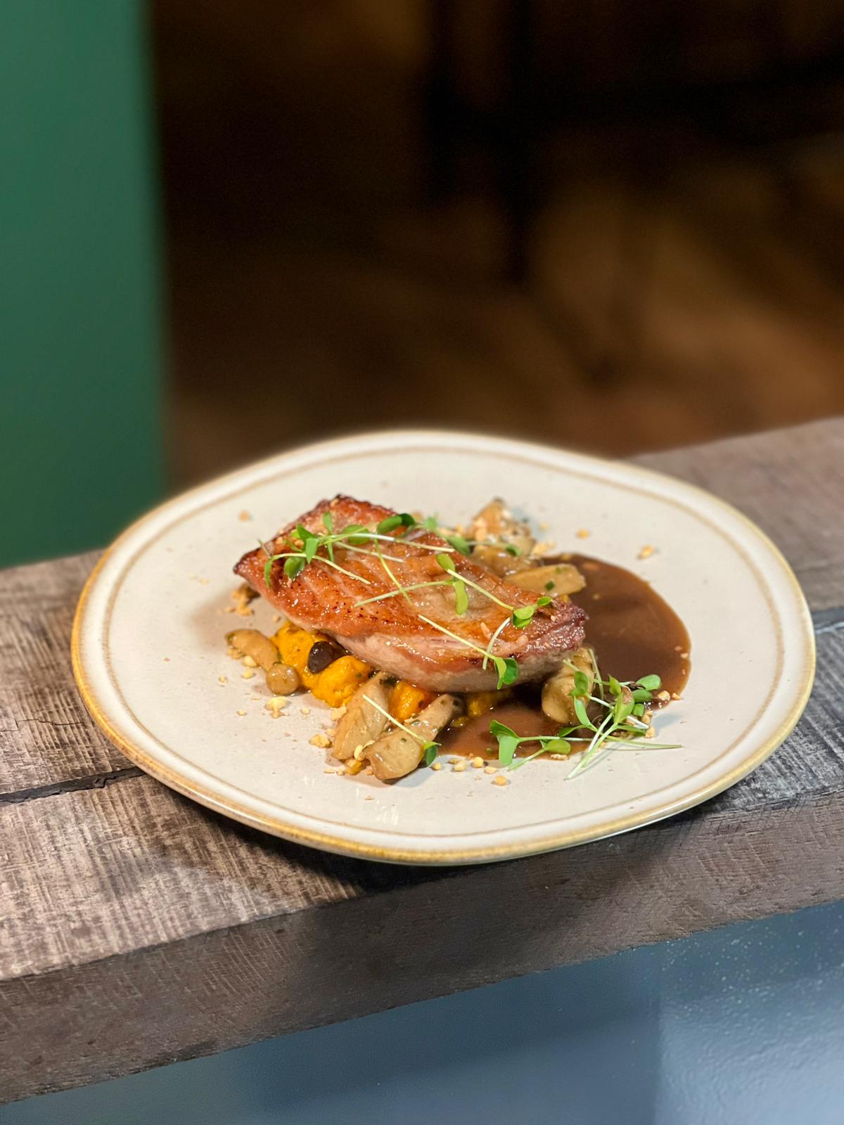 Een mooi opgemaakt hoofdgerecht met gevogelte bij Bistro Duinkerken in Leeuwarden