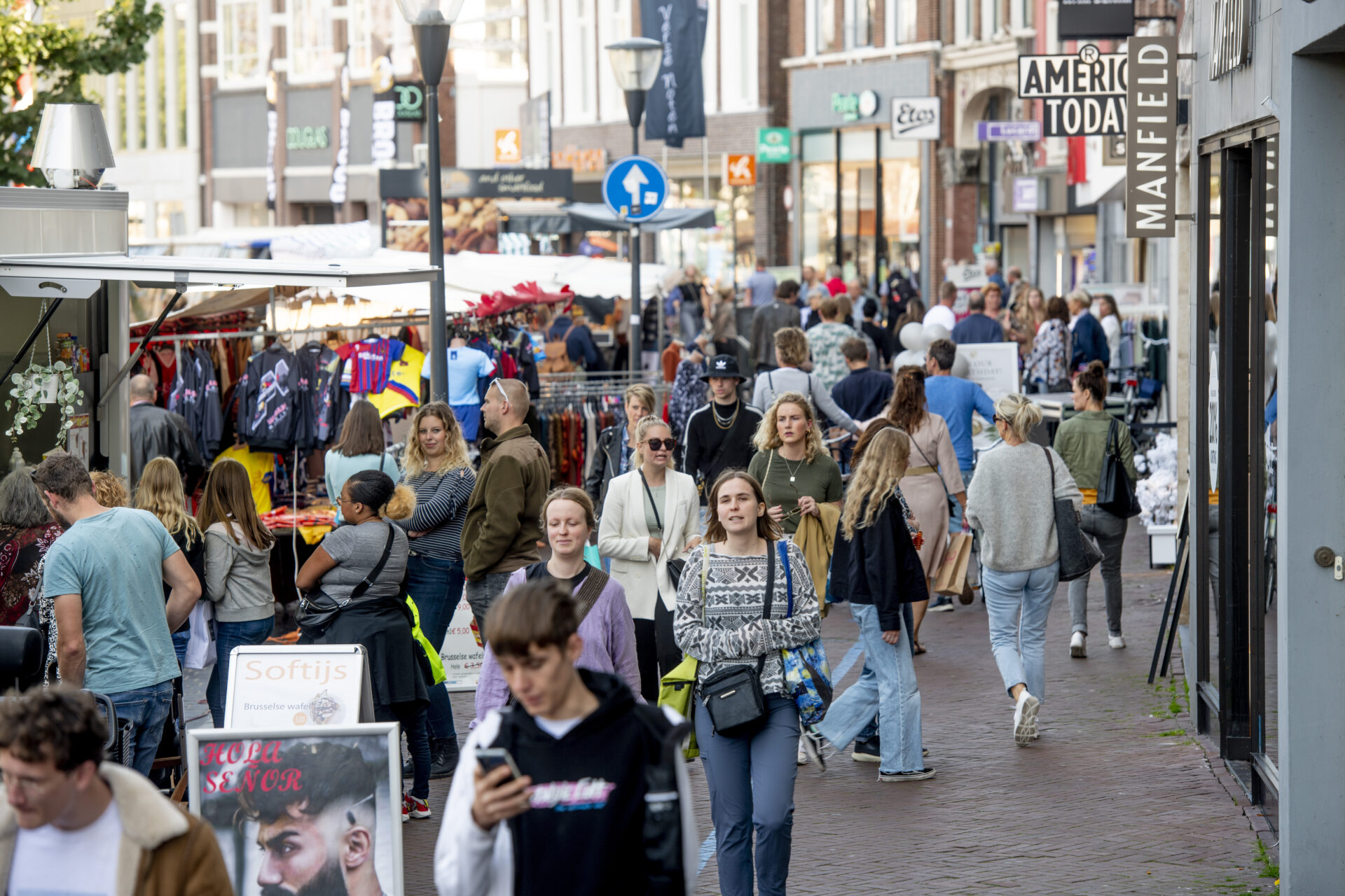 winkelend publiek, nieuwestad leeuwarden