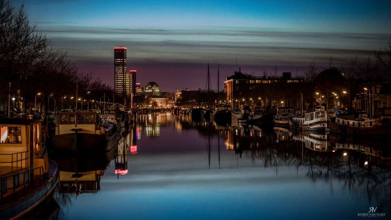 Zonsondergang boven de Emmakade, het Wilhelminakanaal. Mooie luchten, reflectie op water en de Achmeatoren op de achtergrond.
