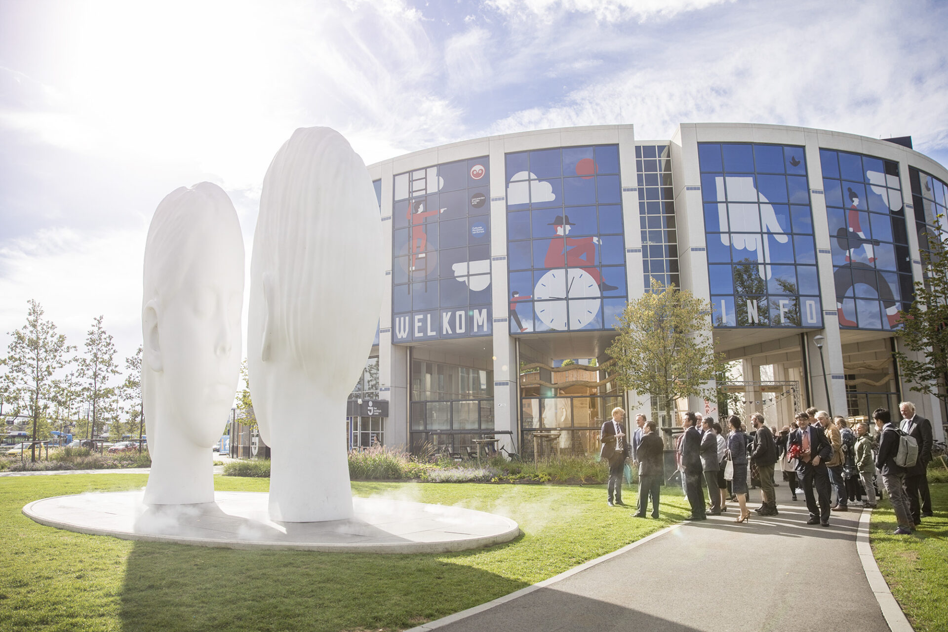 Een foto van de Love fontein in Leeuwarden op het stationsplein
