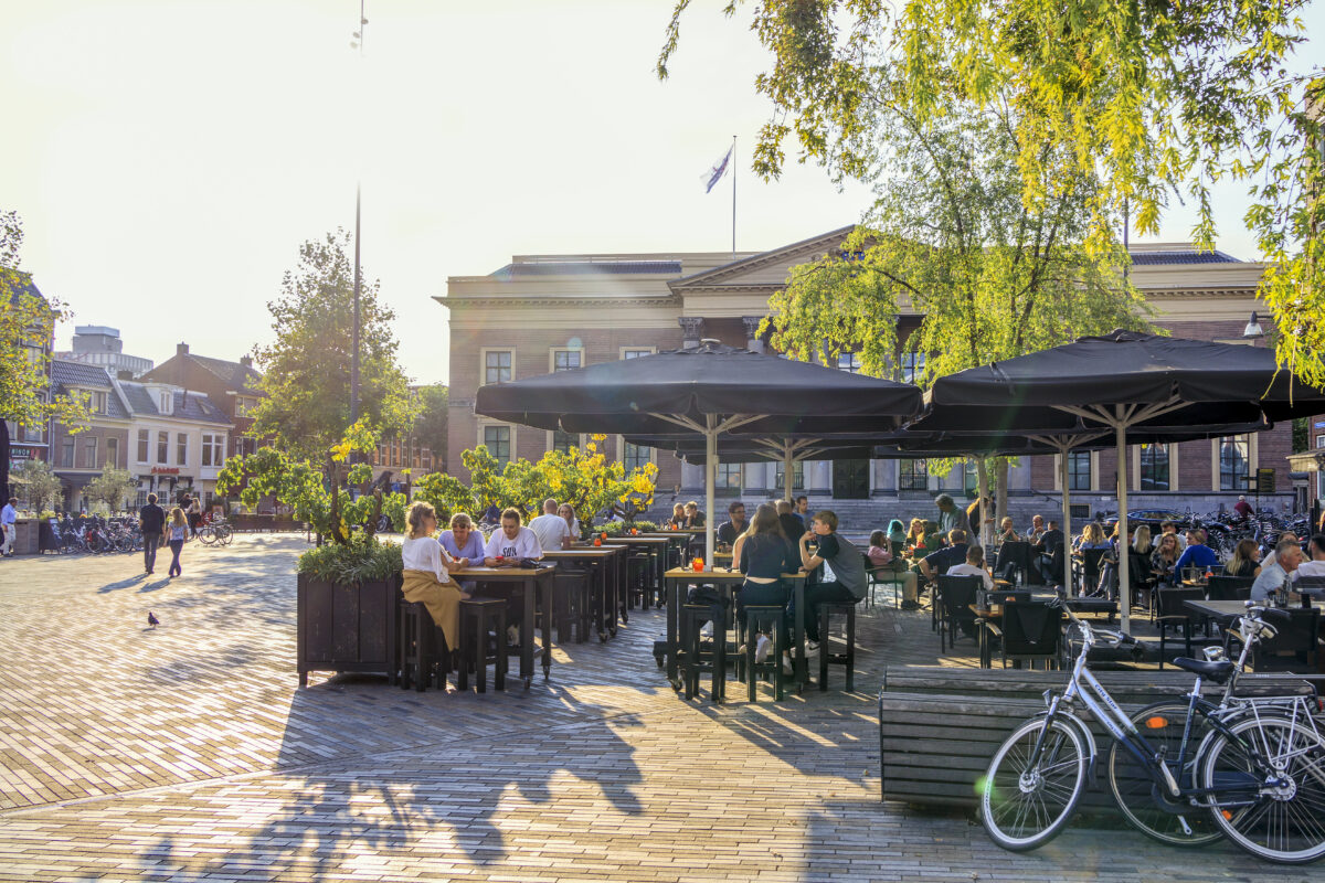 Mensen op het terras van Fellini op het Wilhelminaplein.