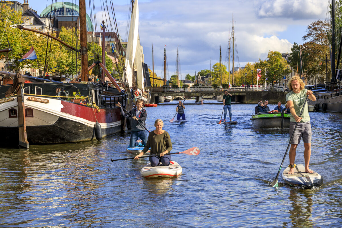 SUP'ende mensen in de oude stadsgracht van Leeuwarden.