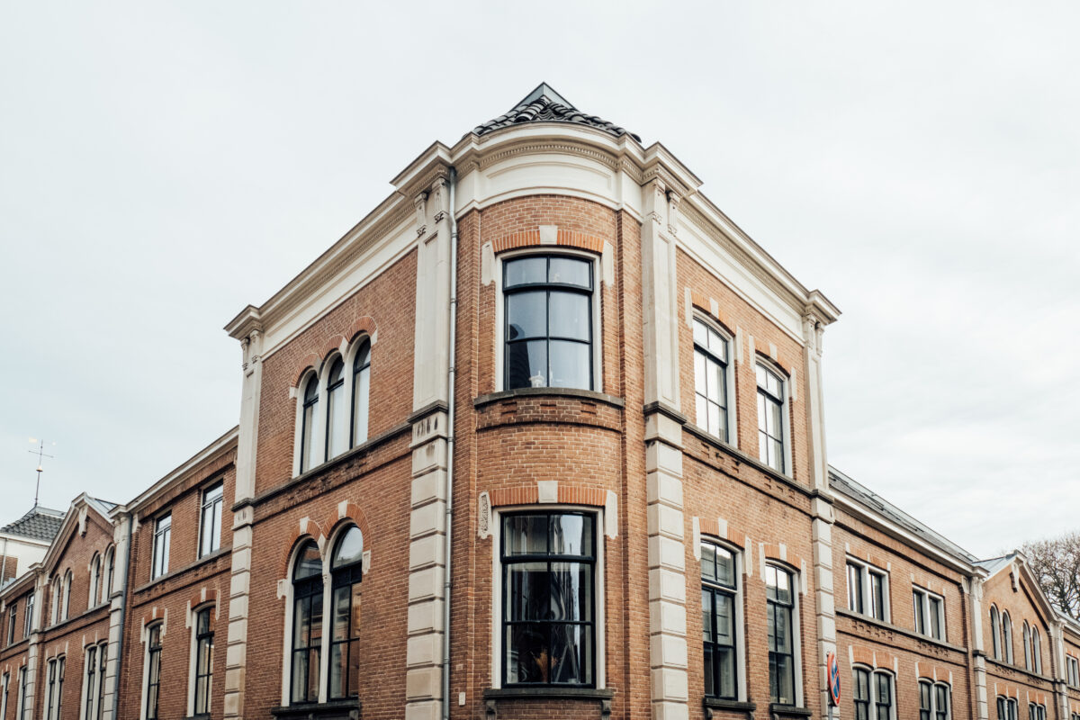 Mooie, historische panden aan de Grote Kerkstraat. Dit is een oud weeshuis.