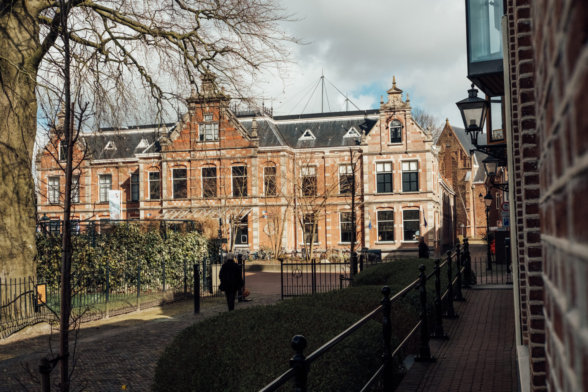 Het Natuurmuseum Fryslân - vroeger het Stadsweeshuis - in de winterzon. De bomen zijn kaal.