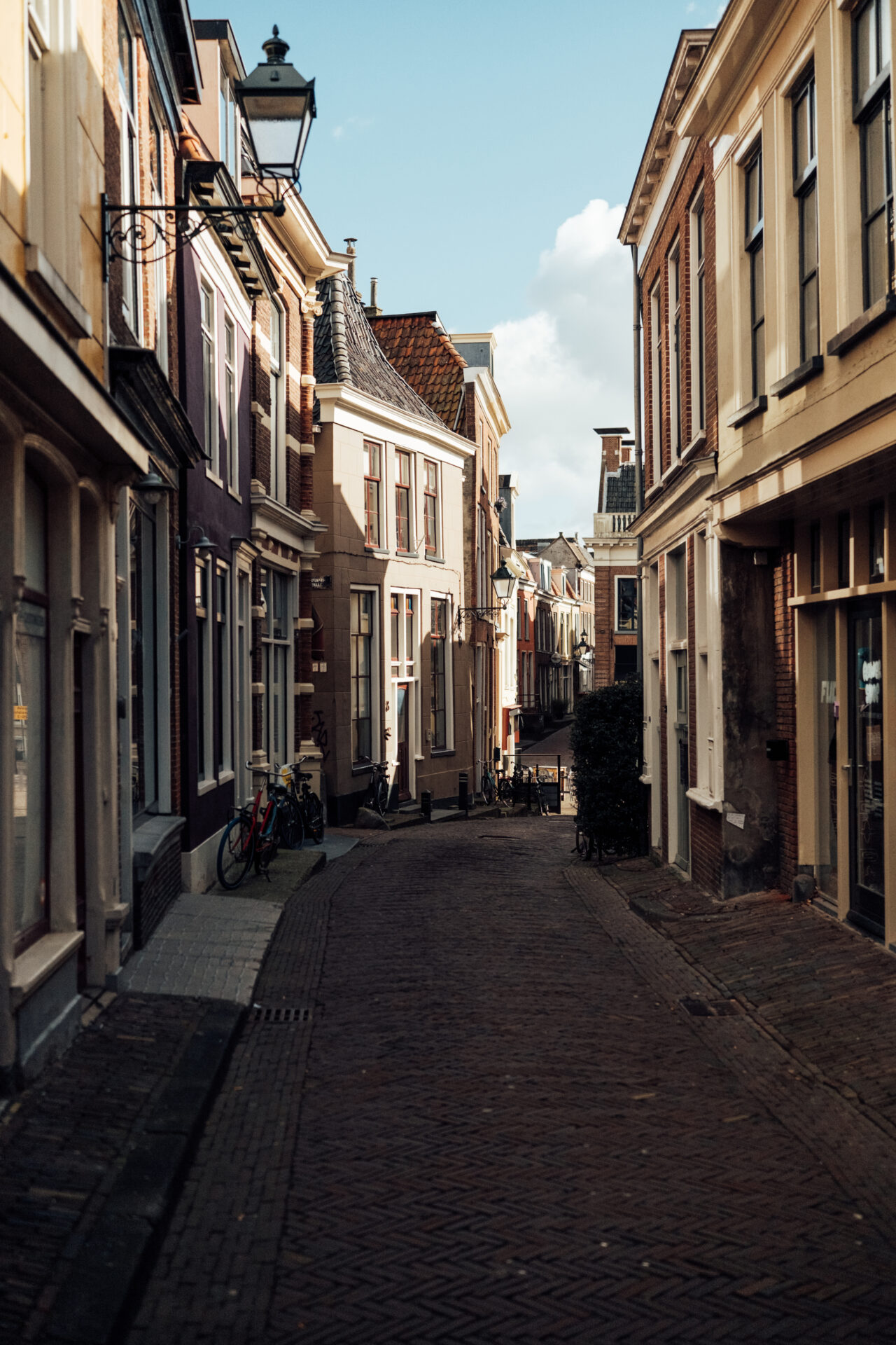 Een kijkje in de Kleine Hoogstraat. Er loopt niemand door de straat, het winterzonnetje schijnt een klein beetje de straat in.