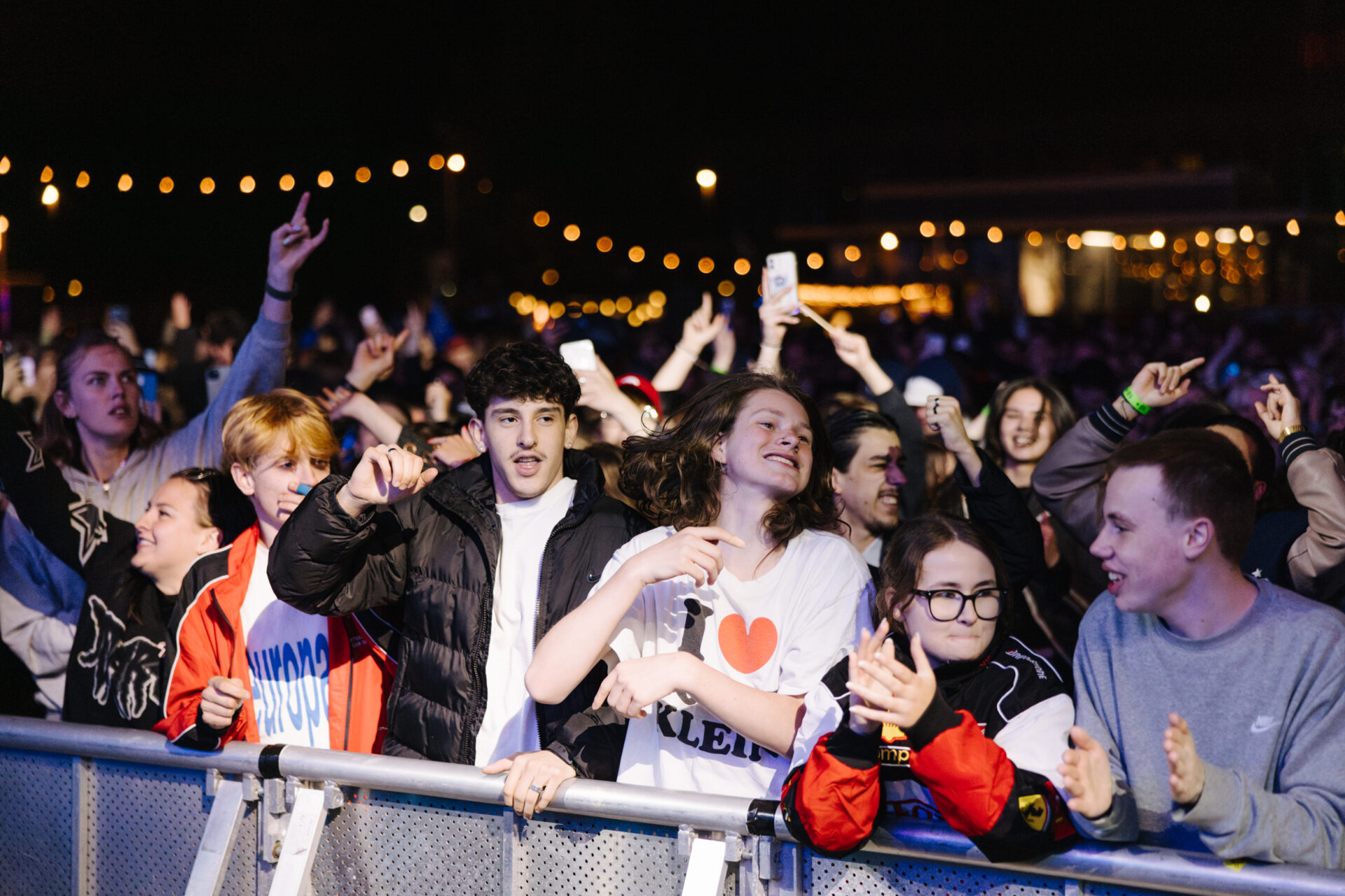 Dansende bezoekers van een muziekfeest op het oldehoofsterkerkhof in Leeuwarden tijdens de europaparty