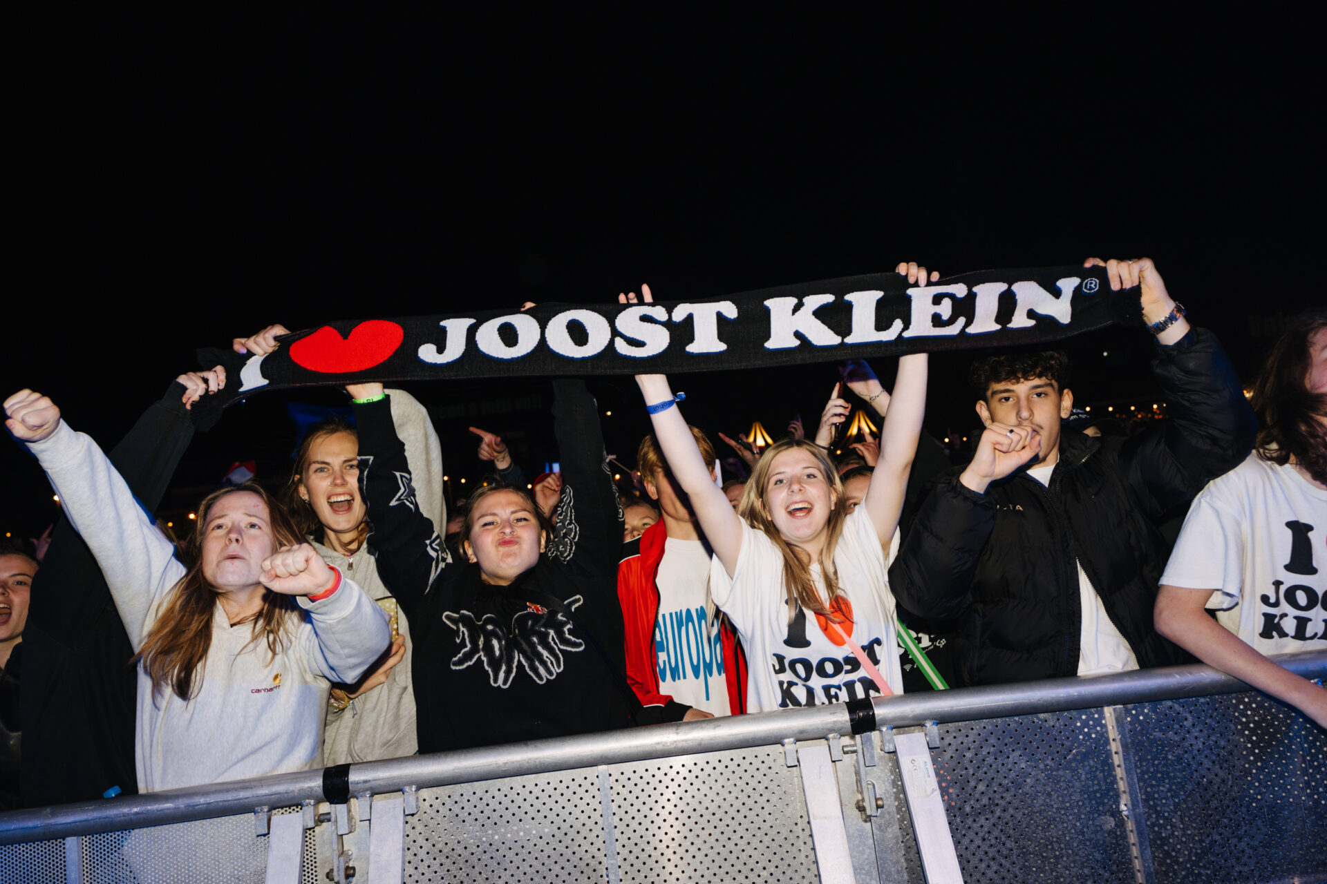 Dansende bezoekers van een muziekfeest op het oldehoofsterkerkhof in Leeuwarden