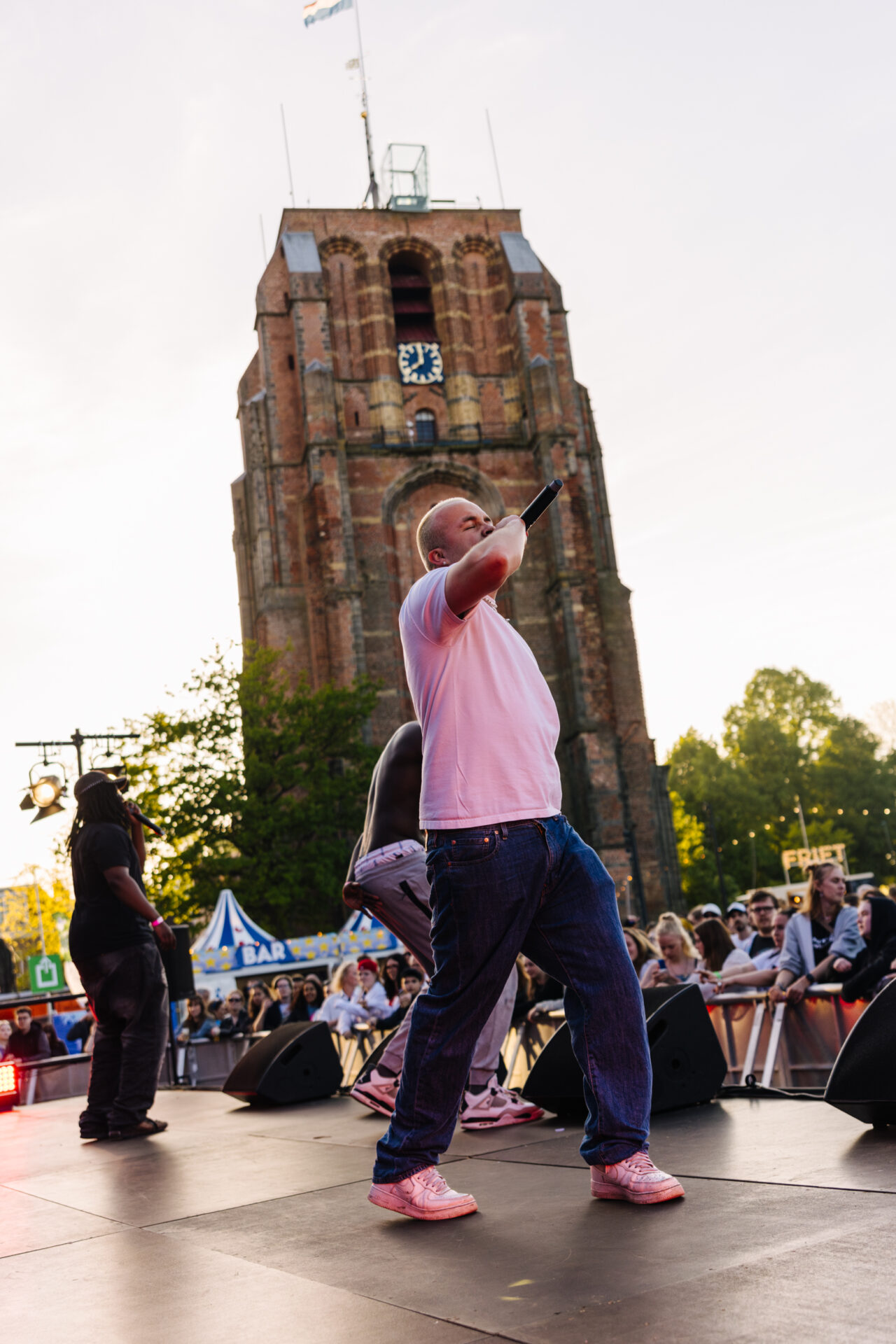 Actiefoto van Brunzyn's optreden tijdens de Europaparty in Leeuwarden