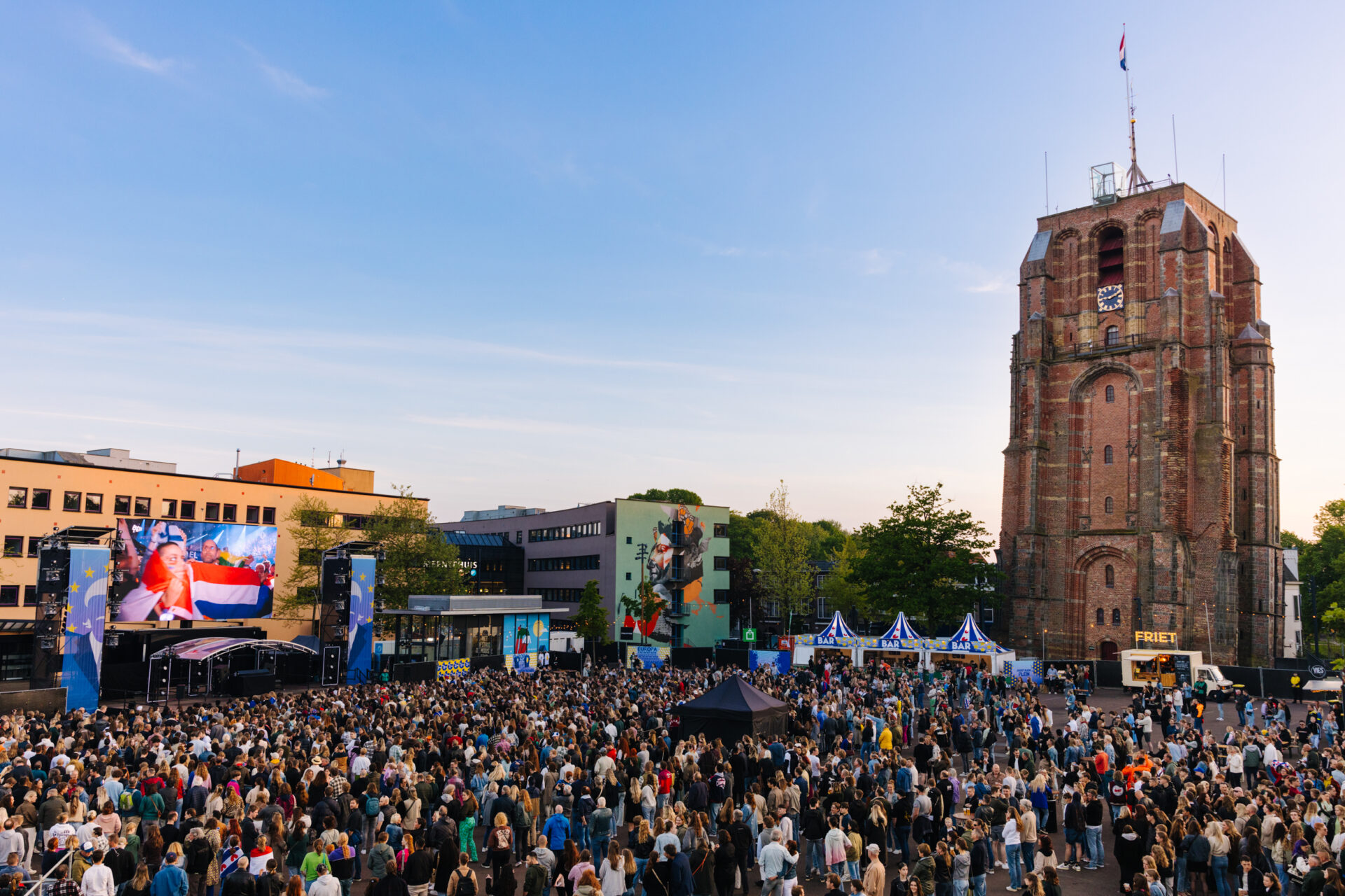 Overzichtsfoto van publiek, podium en Oldehove tijdens de Europaparty in Leeuwarden