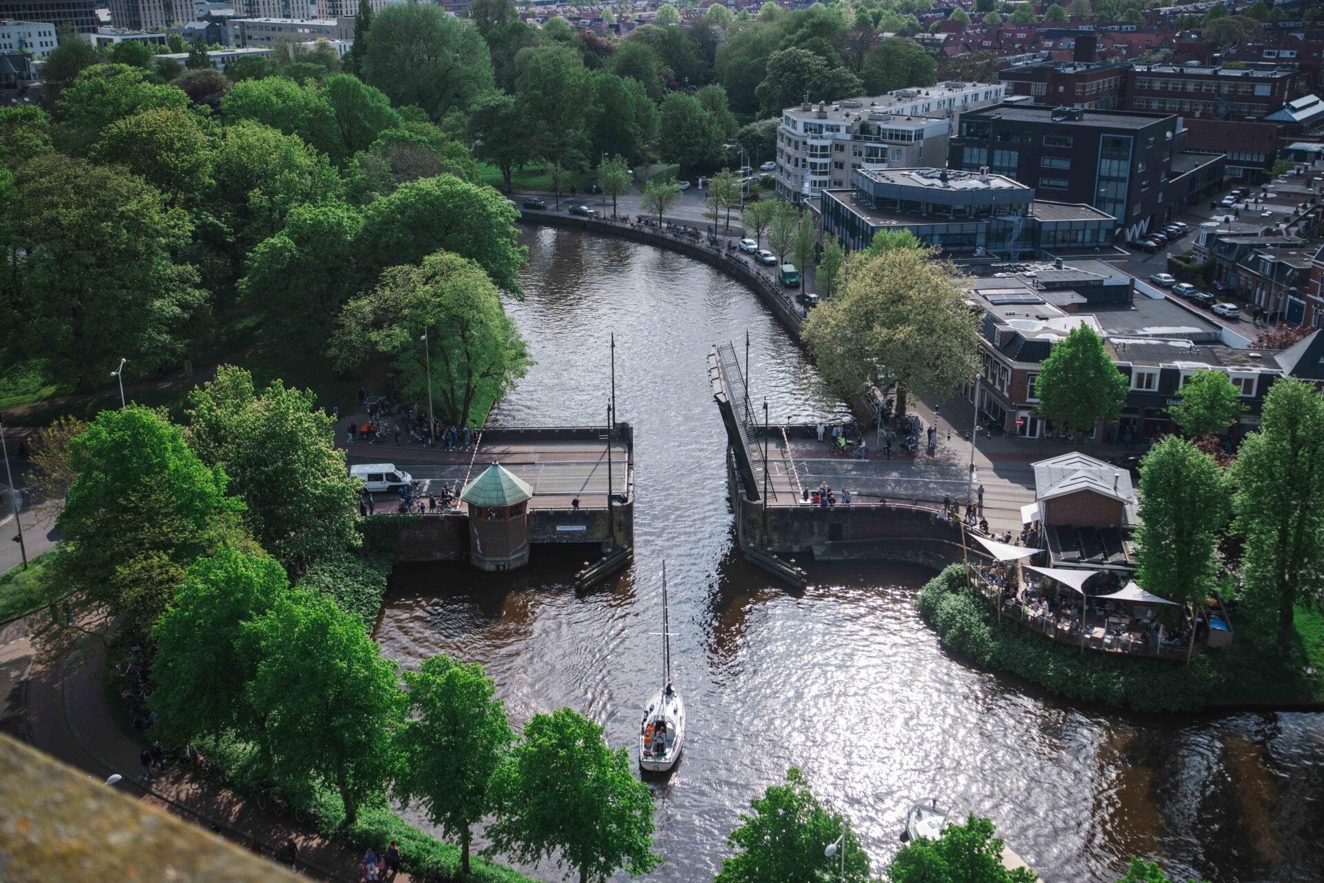 De Vrouwenpoortsbrug die open staat, gezien vanaf de Oldehove
