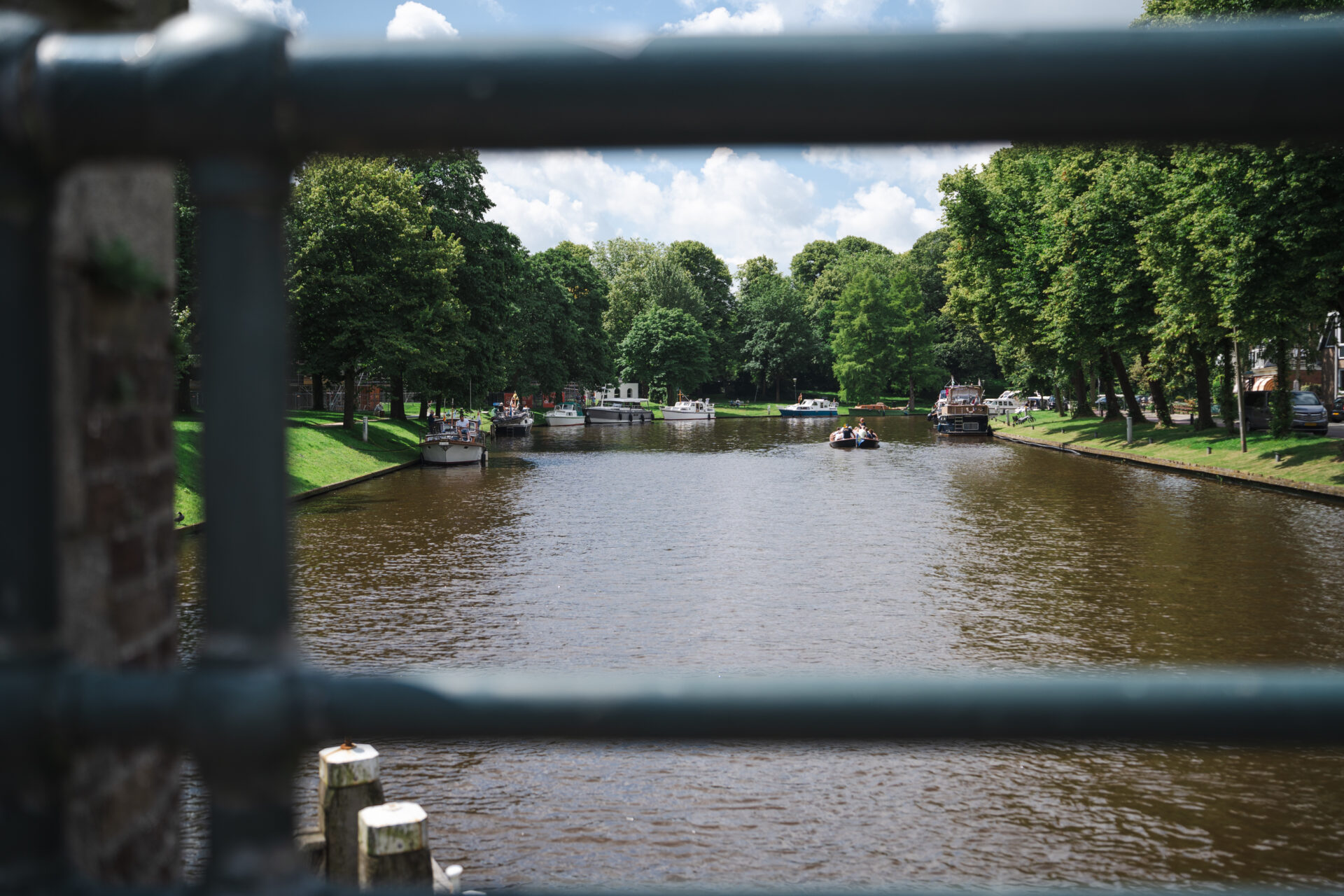 Een Groene Prinsentuin met bootjes in de noorder stadsgracht.
