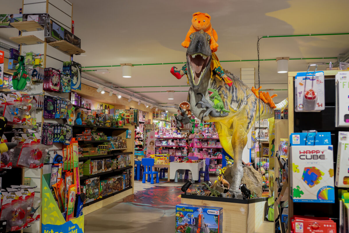Een grote speelgoeddino in de spellenwinkel Spellekijn.