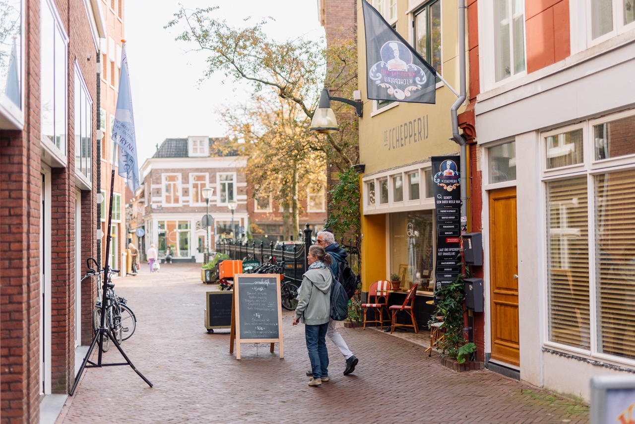 Mensen wandelen door de Oosterstraat.