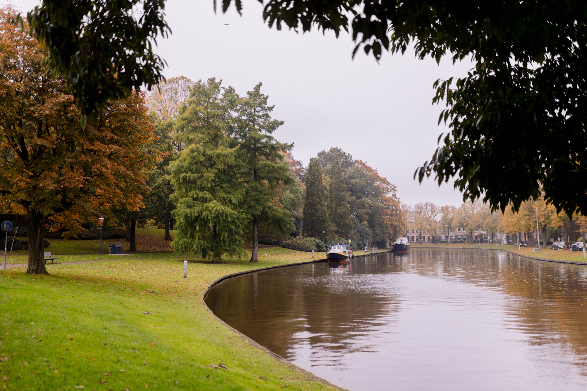 Herfst in de Prinsentuin: bomen kleuren oranje.