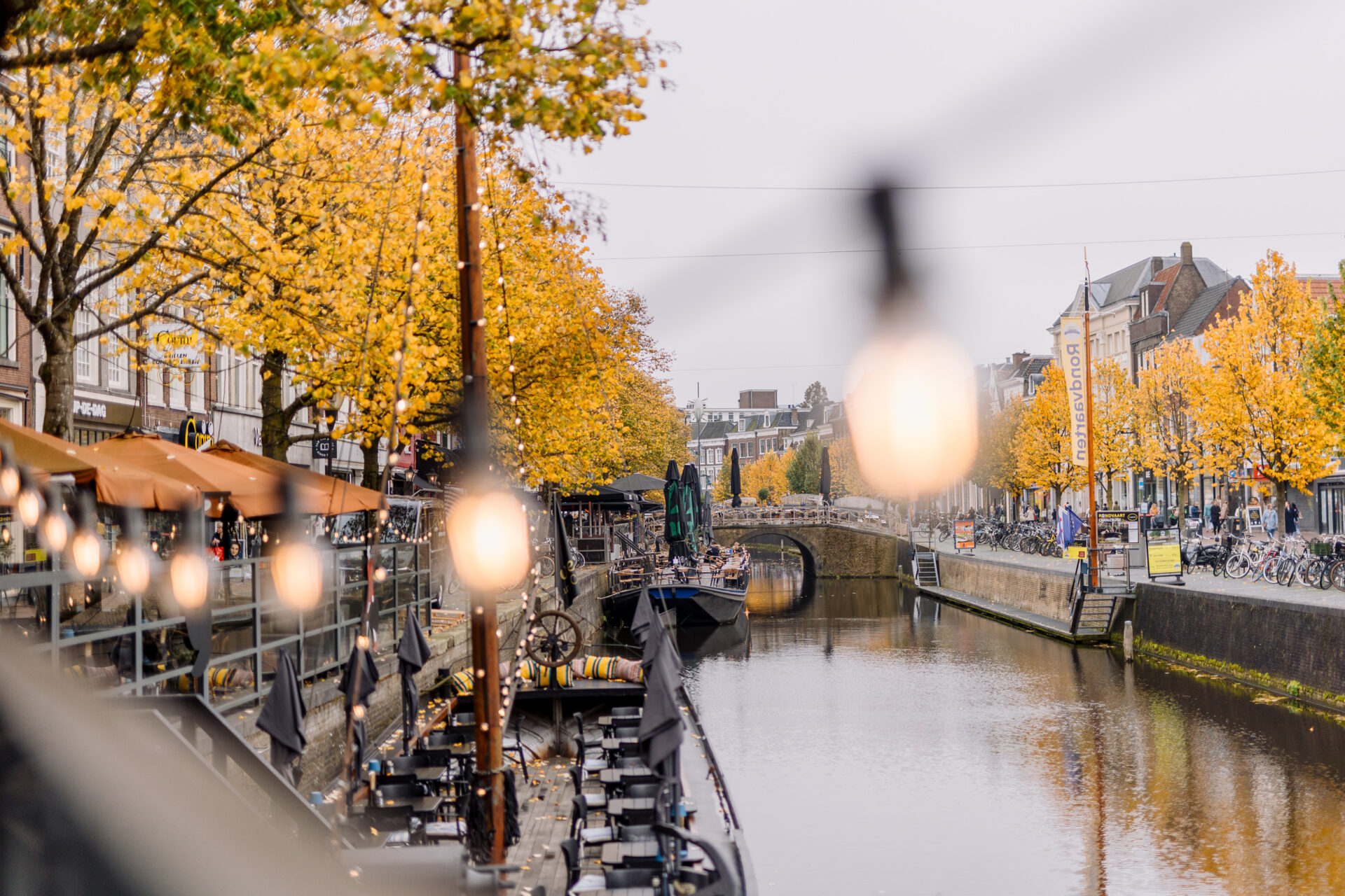 De oude stadsgracht aan de Nieuwestad, die versierd wordt door oranje gekleurde bladeren van bomen.