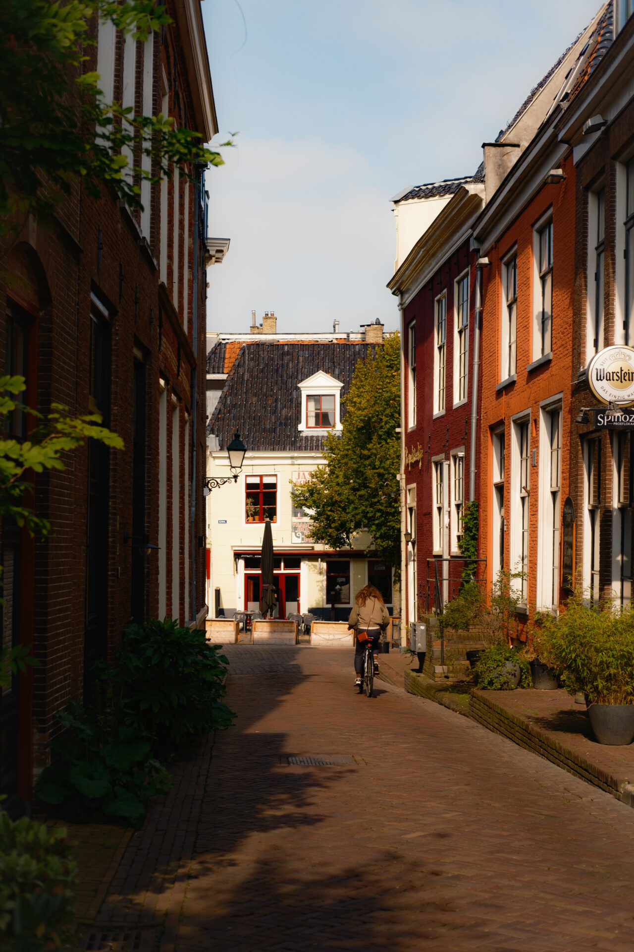 Grote Hoogstraat waar een fietser doorheen fietst.