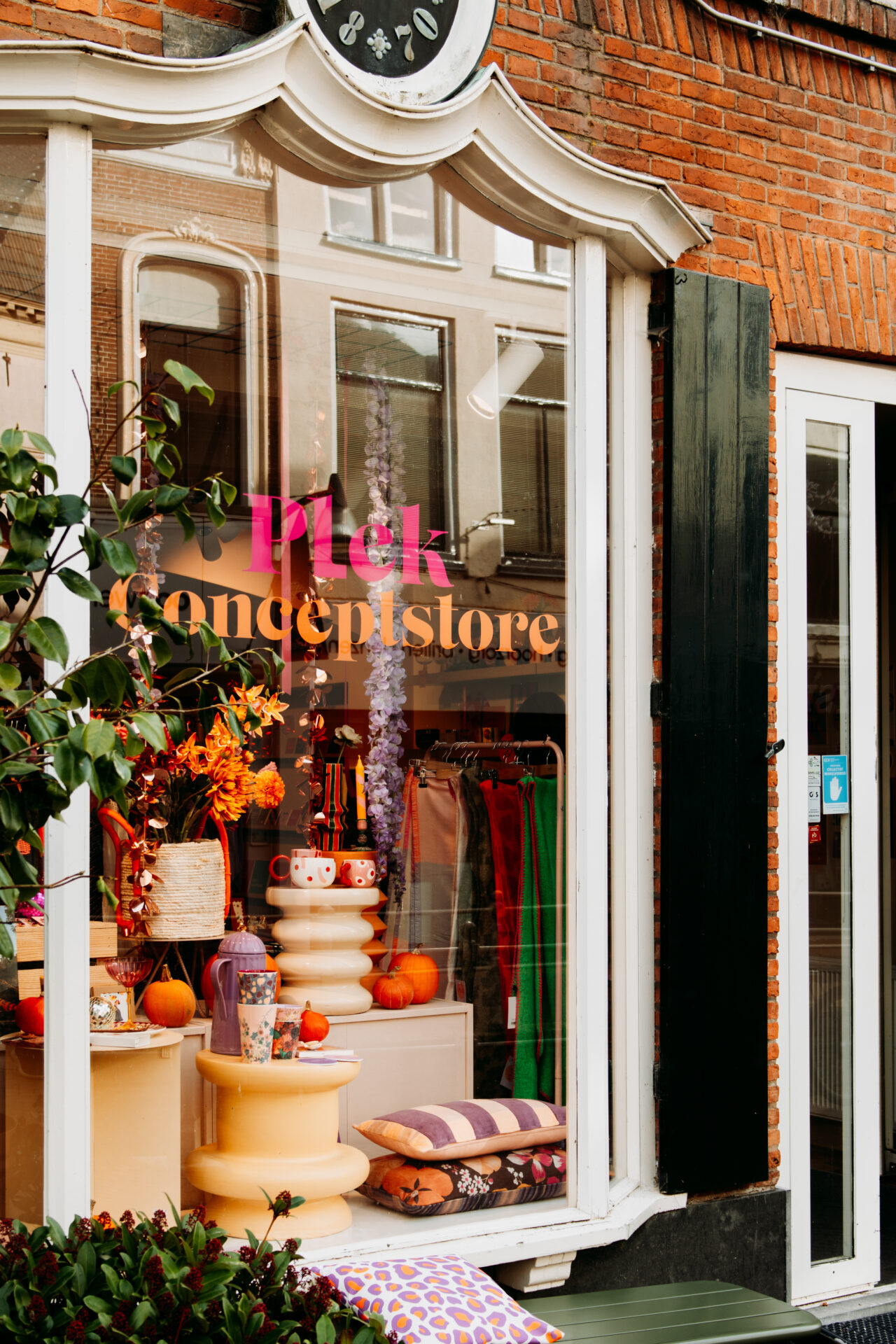 De etalage van Plek Conceptstore aan 't Naauw.