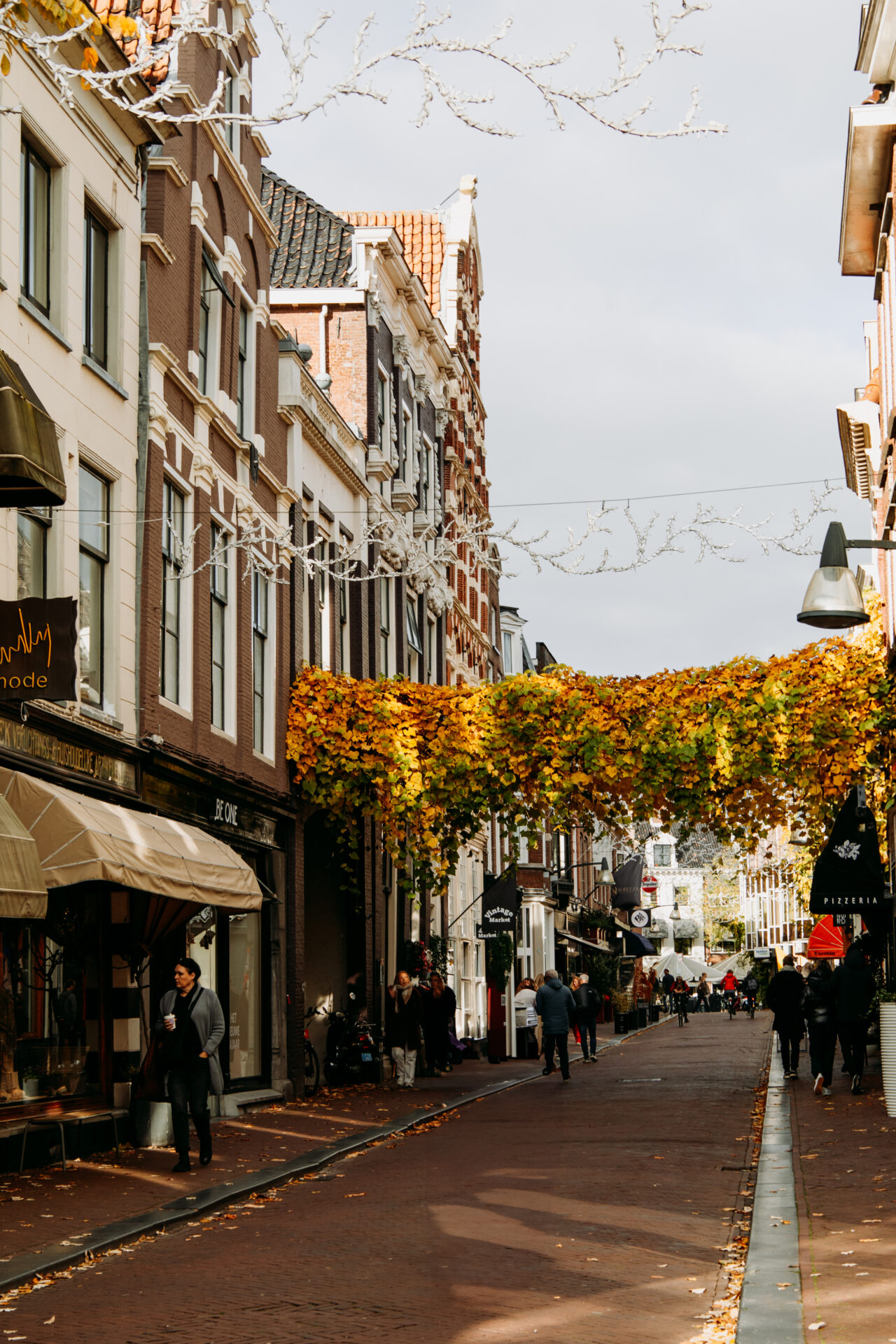 Sint Jacobsstraat in de herfst, waar allemaal gezellige conceptstores zitten.