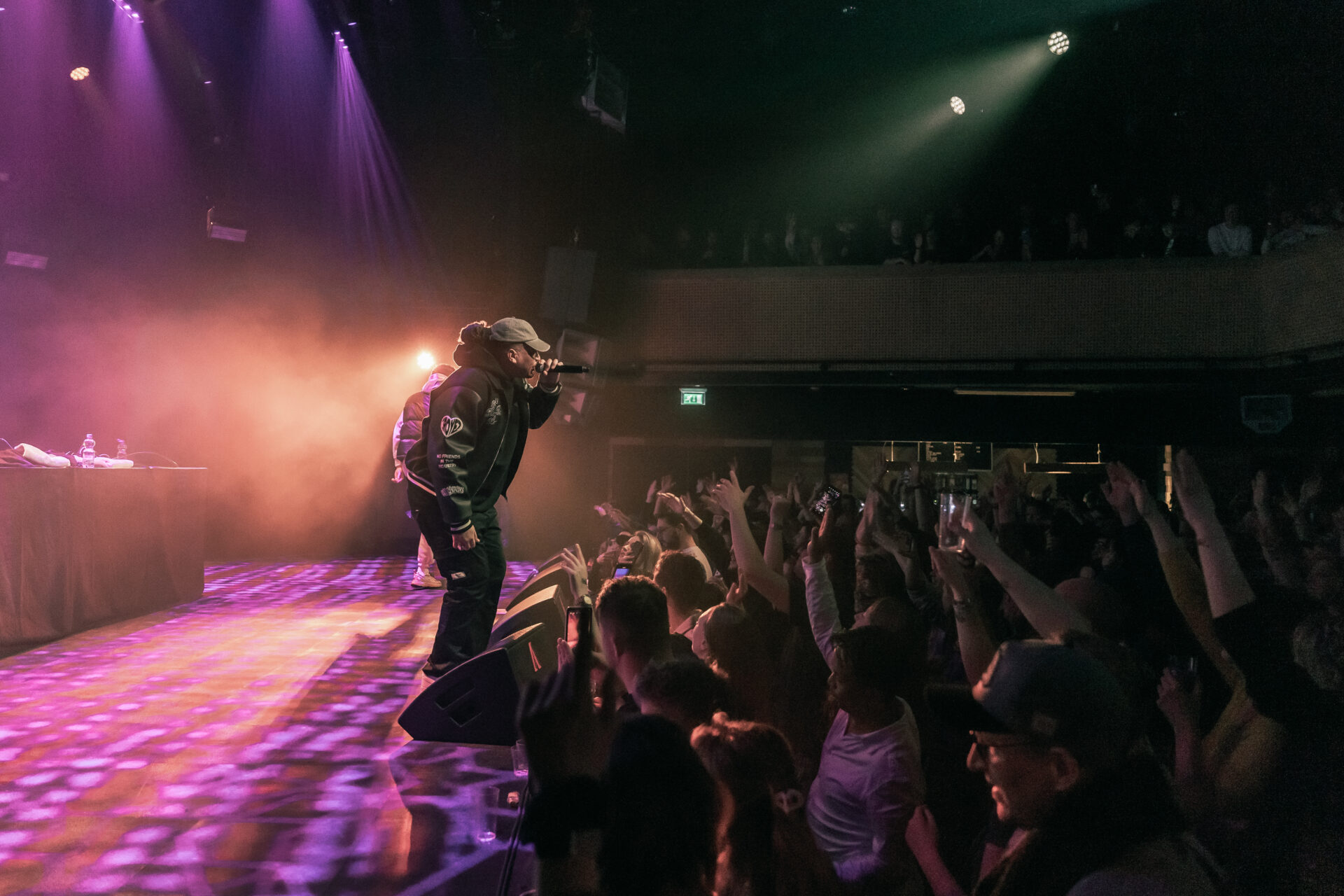 Rapper Fresku treedt op in poppodium Neushoorn