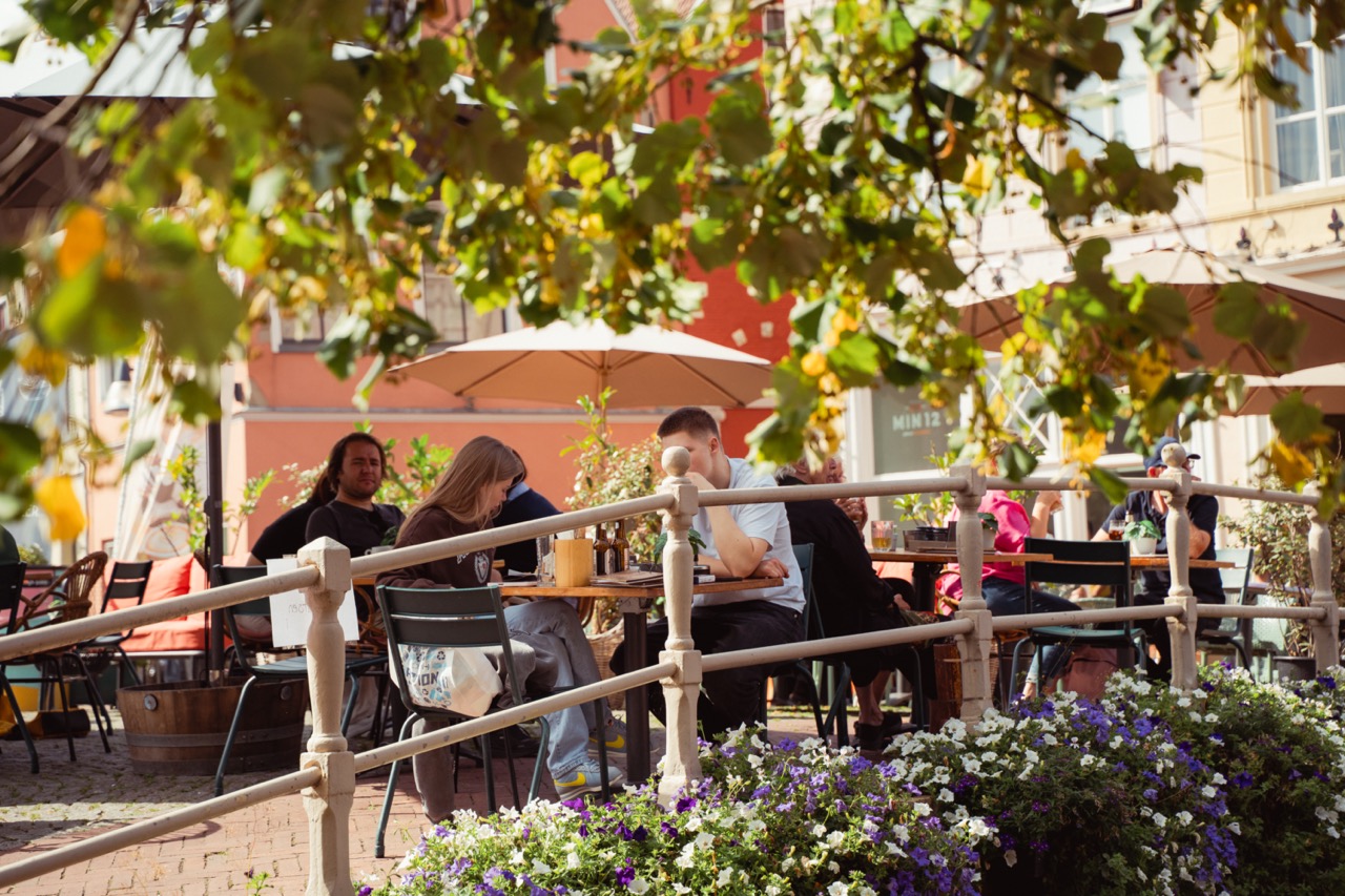 Mensen op het terras van Bagels & Beans op de Brol.