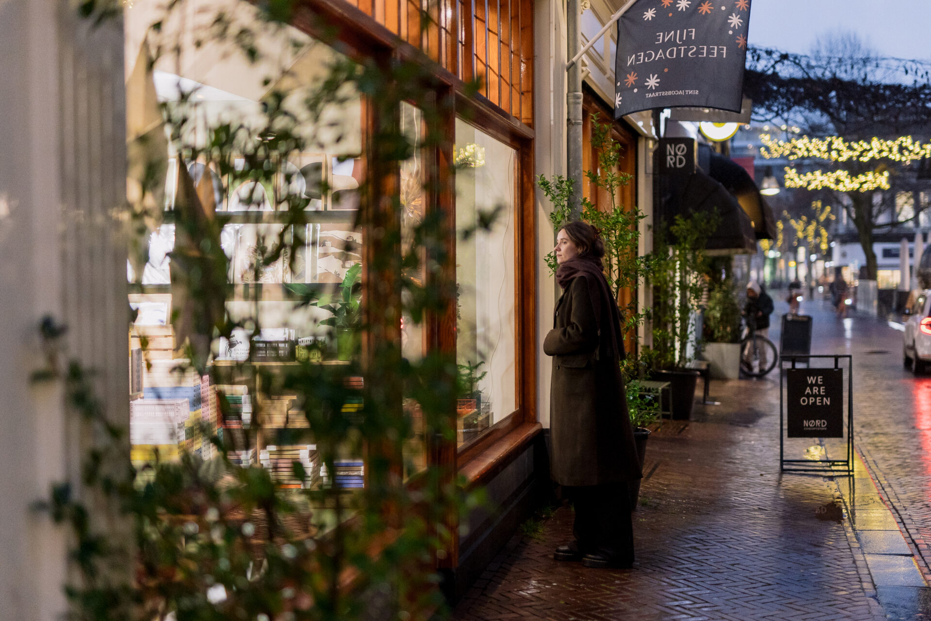 Winkelende vrouw in de Sint Jacobsstraat.