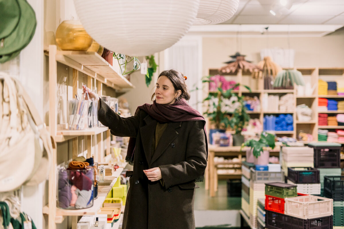 Winkelende vrouw in conceptstore Nørd