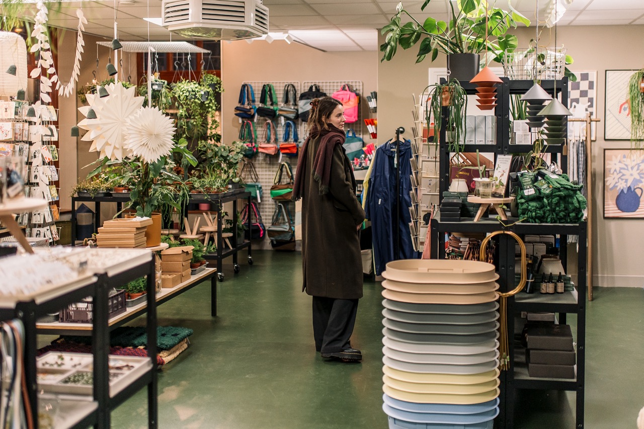 Winkelende vrouw in conceptstore Nørd