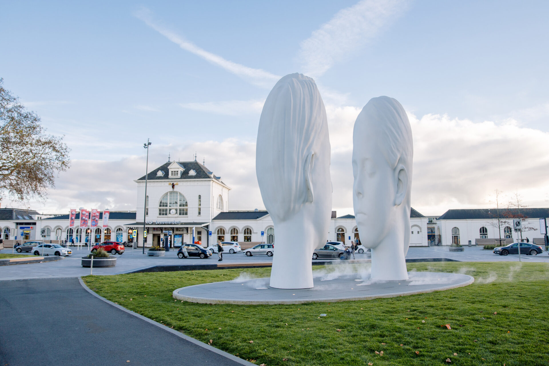 Een foto van de Love fontein in Leeuwarden op het stationsplein. Je ziet het centraal station op de achtergrond.