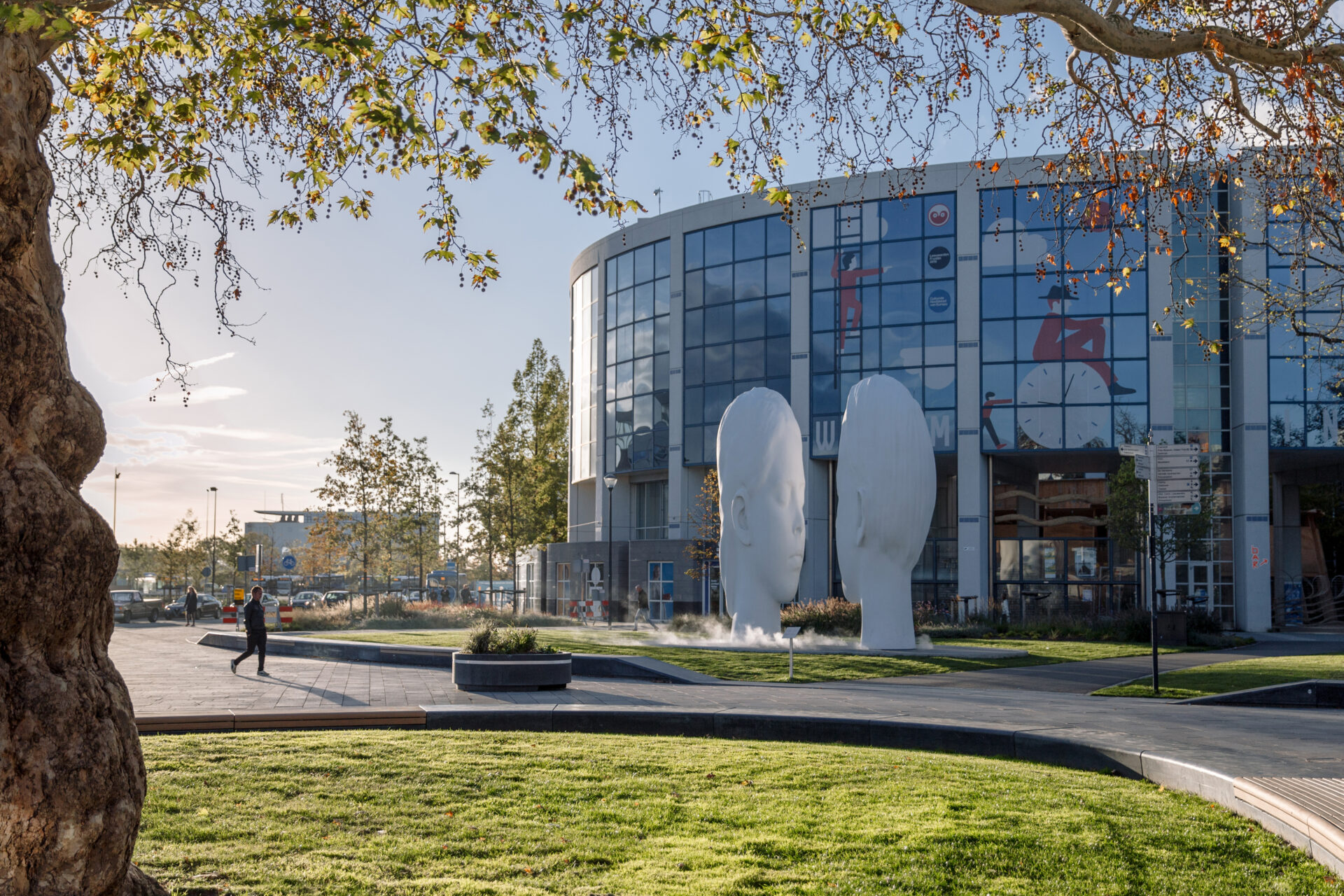 Een foto van de Love fontein in Leeuwarden op het stationsplein