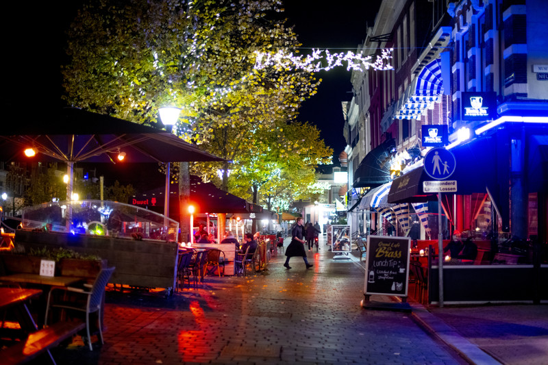 Verlichte terrassen straat