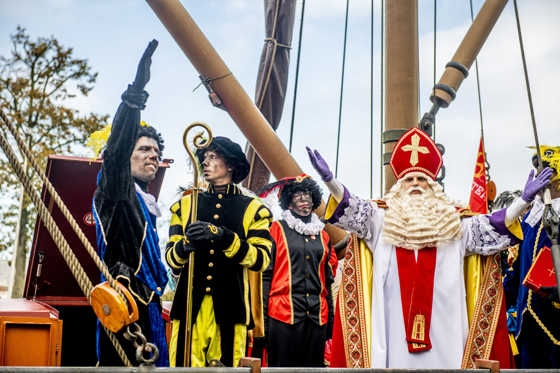 Sinterklaas komt aan en verwelkomt de mensen.