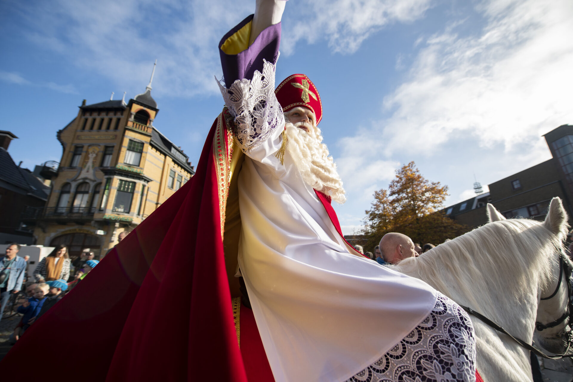 Sinterklaas op het paard bij de Apotheek