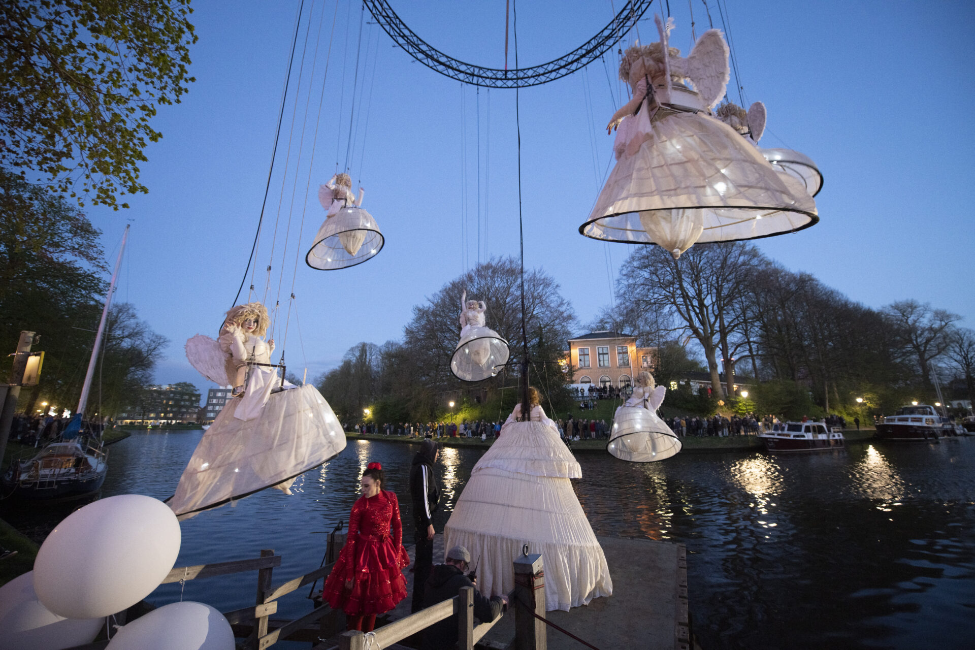 Dansers in een vliegende carrousel tijdens Theater Tol, hangen boven het water van de Prinsentuin