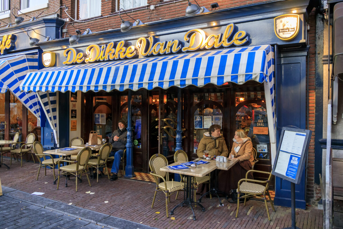 Mensen op het terras van de Dikke van Dale