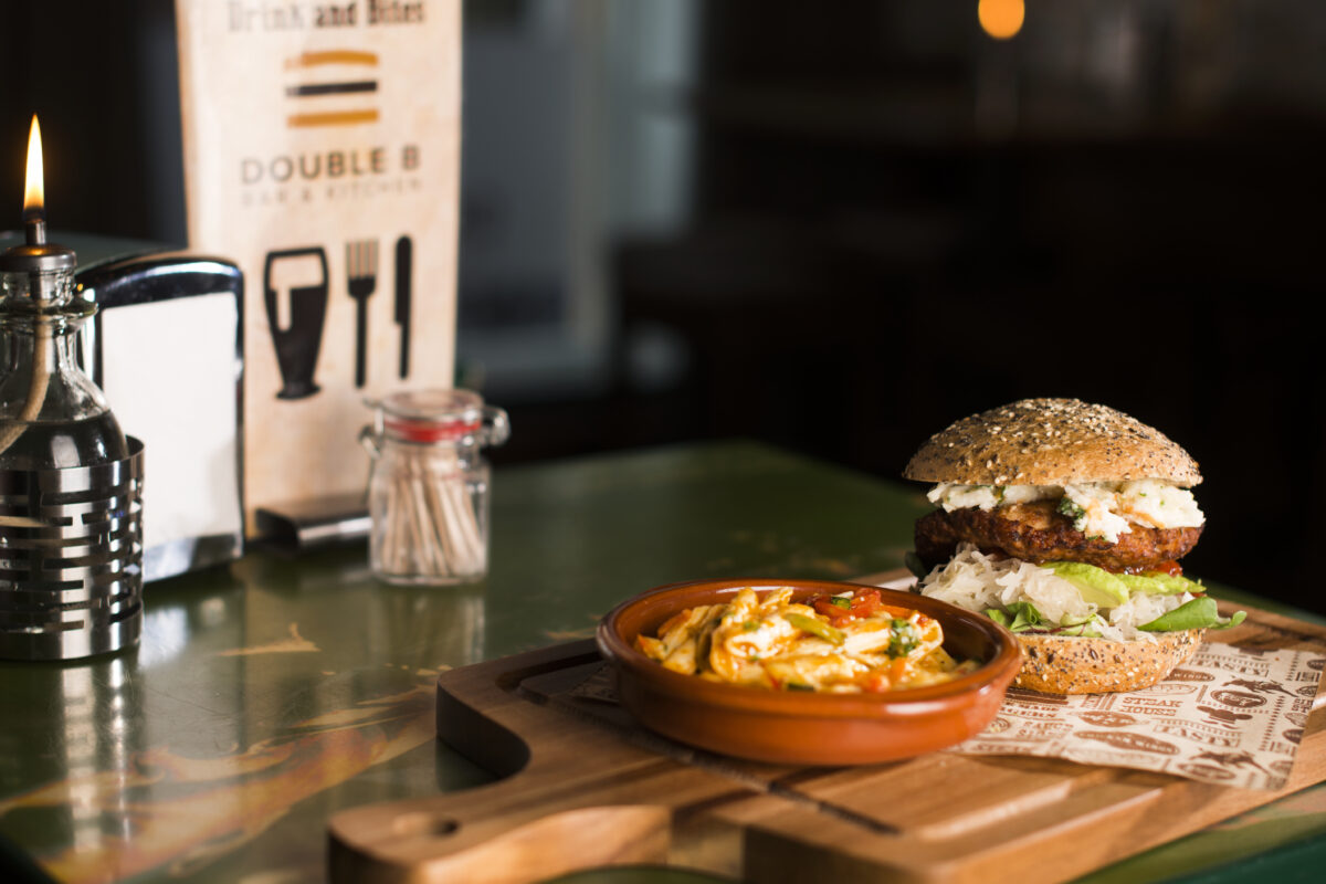Burger met een sidedish bij Double B in Leeuwarden