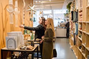 2 vrouwen aan het shoppen in de winkel Nørd