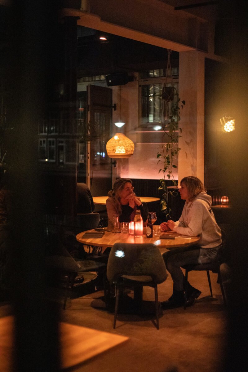 Eet- en drinklokaal Proefverlof vol dinerende mensen.